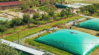 Digesteur. L’installation a peu d’emprise sur le paysage avec ce digesteur en forme de poche souple, isolée et chauffée. Il n’a besoin d’aucun béton, seulement du terrassement. La conception de l’installation est modulable. Elle peut s’agrandir facilement et rapidement. D.Bousquet Digesteur. L’installation a peu d’emprise sur le paysage avec ce digesteur en forme de poche souple, isolée et chauffée. Il n’a besoin d’aucun béton, seulement du terrassement. La conception de l’installation est modulable. Elle peut s’agrandir facilement et rapidement. D.Bousquet